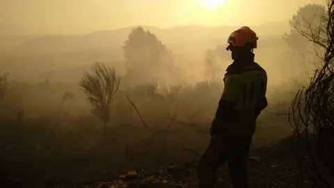 Imagen de la dotación de bomberos del Ayuntamiento de Ponferrada trabajando en el pueblo de Argayo del Sil, debido al incendio de Anllares. Foto: Ayuntamiento de Ponferrada.