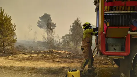 Imagen de la dotación de bomberos del Ayuntamiento de Ponferrada trabajando en el pueblo de Argayo del Sil, debido al incendio de Anllares. Foto: Ayuntamiento de Ponferrada.