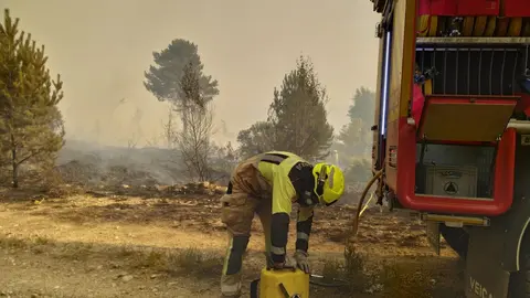 Imagen de la dotación de bomberos del Ayuntamiento de Ponferrada trabajando en el pueblo de Argayo del Sil, debido al incendio de Anllares. Foto: Ayuntamiento de Ponferrada.