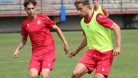Los jugadores de la Cultural y Deportiva Leonesa, durante un entrenamiento.