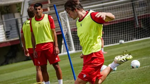 Los jugadores de la Cultural y Deportiva Leonesa, durante un entrenamiento.