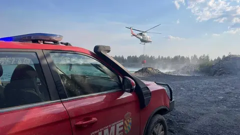 Imagen de la UME en el incendio forestal de Anllares del Sil.