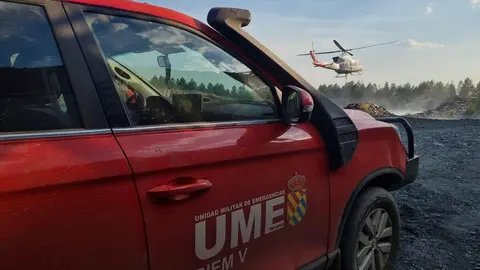 Imagen de la UME en el incendio forestal de Anllares del Sil.