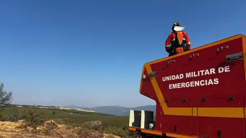Imagen de la UME en el incendio forestal de Anllares del Sil.