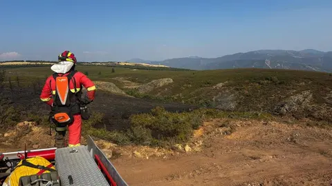Imagen de la UME en el incendio forestal de Anllares del Sil.