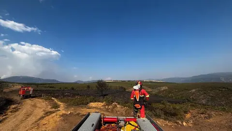 Imagen de la UME en el incendio forestal de Anllares del Sil.