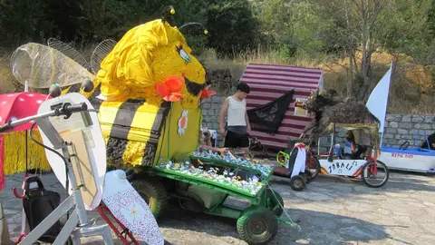 La Mata de la Bérbula se llena de risas con la VIII edición de los 'Autos locos'.
Creatividad, humor y diversión toman las calles en honor a San Bartolomé. Fotos realizadas por Miguel A. Gonzalez Castañón