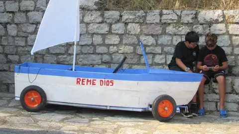 La Mata de la Bérbula se llena de risas con la VIII edición de los 'Autos locos'.
Creatividad, humor y diversión toman las calles en honor a San Bartolomé. Fotos realizadas por Miguel A. Gonzalez Castañón