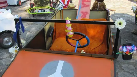 La Mata de la Bérbula se llena de risas con la VIII edición de los 'Autos locos'.
Creatividad, humor y diversión toman las calles en honor a San Bartolomé. Fotos realizadas por Miguel A. Gonzalez Castañón