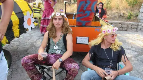 La Mata de la Bérbula se llena de risas con la VIII edición de los 'Autos locos'.
Creatividad, humor y diversión toman las calles en honor a San Bartolomé. Fotos realizadas por Miguel A. Gonzalez Castañón