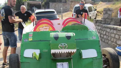 La Mata de la Bérbula se llena de risas con la VIII edición de los 'Autos locos'.
Creatividad, humor y diversión toman las calles en honor a San Bartolomé. Fotos realizadas por Miguel A. Gonzalez Castañón