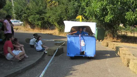 La Mata de la Bérbula se llena de risas con la VIII edición de los 'Autos locos'.
Creatividad, humor y diversión toman las calles en honor a San Bartolomé. Fotos realizadas por Miguel A. Gonzalez Castañón