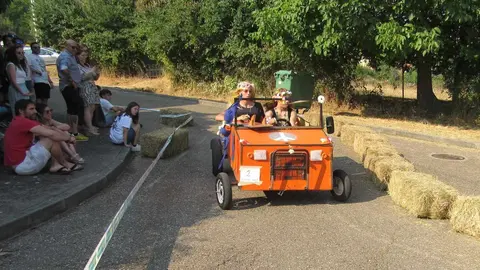 La Mata de la Bérbula se llena de risas con la VIII edición de los 'Autos locos'.
Creatividad, humor y diversión toman las calles en honor a San Bartolomé. Fotos realizadas por Miguel A. Gonzalez Castañón