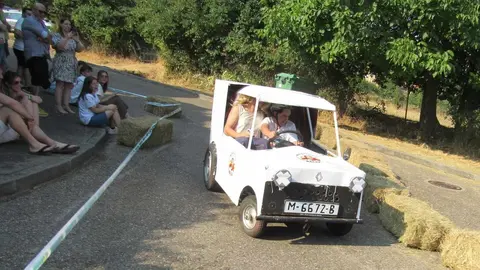 La Mata de la Bérbula se llena de risas con la VIII edición de los 'Autos locos'.
Creatividad, humor y diversión toman las calles en honor a San Bartolomé. Fotos realizadas por Miguel A. Gonzalez Castañón
