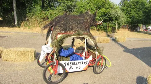 La Mata de la Bérbula se llena de risas con la VIII edición de los 'Autos locos'.
Creatividad, humor y diversión toman las calles en honor a San Bartolomé. Fotos realizadas por Miguel A. Gonzalez Castañón