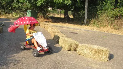 La Mata de la Bérbula se llena de risas con la VIII edición de los 'Autos locos'.
Creatividad, humor y diversión toman las calles en honor a San Bartolomé. Fotos realizadas por Miguel A. Gonzalez Castañón