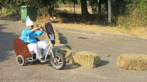 La Mata de la Bérbula se llena de risas con la VIII edición de los 'Autos locos'.
Creatividad, humor y diversión toman las calles en honor a San Bartolomé. Fotos realizadas por Miguel A. Gonzalez Castañón