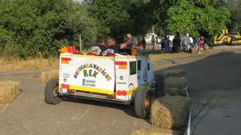 La Mata de la Bérbula se llena de risas con la VIII edición de los 'Autos locos'.
Creatividad, humor y diversión toman las calles en honor a San Bartolomé. Fotos realizadas por Miguel A. Gonzalez Castañón