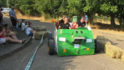 La Mata de la Bérbula se llena de risas con la VIII edición de los 'Autos locos'.
Creatividad, humor y diversión toman las calles en honor a San Bartolomé. Fotos realizadas por Miguel A. Gonzalez Castañón
