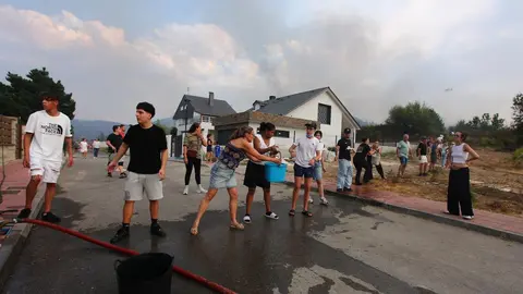 Molinaseca se moviliza en la lucha contra el fuego; las llamas amenazan la localidad y los vecinos salen a defender las casas. Fotos: Cësar Hornija