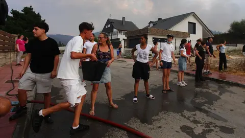 Molinaseca se moviliza en la lucha contra el fuego; las llamas amenazan la localidad y los vecinos salen a defender las casas. Fotos: Cësar Hornija