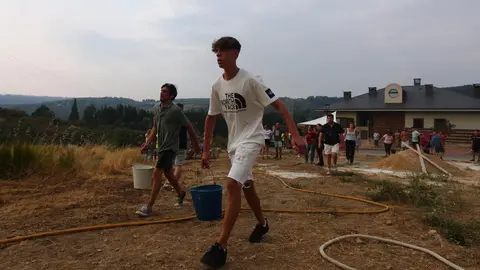 Molinaseca se moviliza en la lucha contra el fuego; las llamas amenazan la localidad y los vecinos salen a defender las casas. Fotos: Cësar Hornija