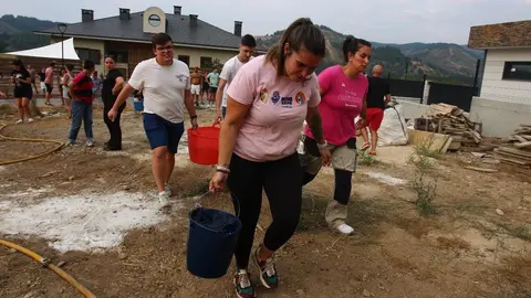 Molinaseca se moviliza en la lucha contra el fuego; las llamas amenazan la localidad y los vecinos salen a defender las casas. Fotos: Cësar Hornija