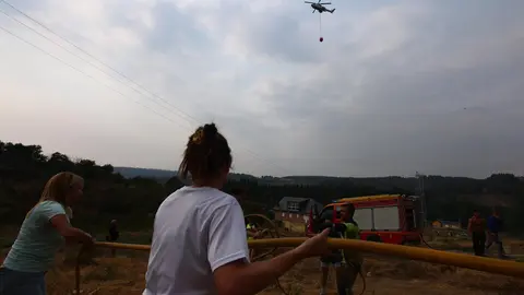 Molinaseca se moviliza en la lucha contra el fuego; las llamas amenazan la localidad y los vecinos salen a defender las casas. Fotos: Cësar Hornija