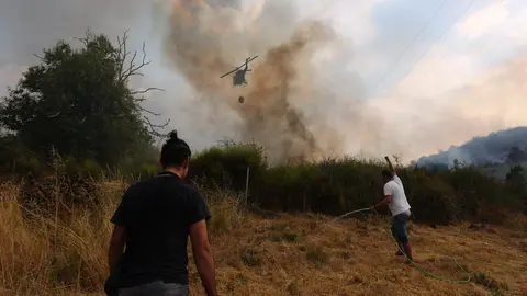 Molinaseca se moviliza en la lucha contra el fuego; las llamas amenazan la localidad y los vecinos salen a defender las casas. Fotos: Cësar Hornija