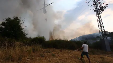 Molinaseca se moviliza en la lucha contra el fuego; las llamas amenazan la localidad y los vecinos salen a defender las casas. Fotos: Cësar Hornija