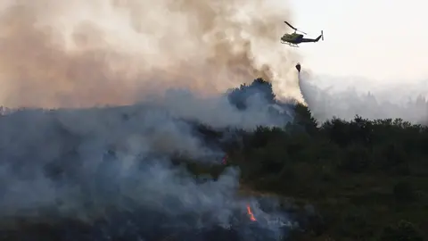 Molinaseca se moviliza en la lucha contra el fuego; las llamas amenazan la localidad y los vecinos salen a defender las casas. Fotos: Cësar Hornija