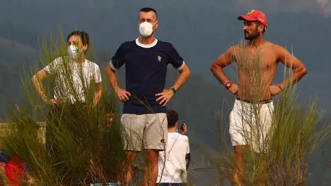 Molinaseca se moviliza en la lucha contra el fuego; las llamas amenazan la localidad y los vecinos salen a defender las casas. Fotos: Cësar Hornija
