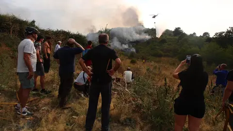 Molinaseca se moviliza en la lucha contra el fuego; las llamas amenazan la localidad y los vecinos salen a defender las casas. Fotos: Cësar Hornija