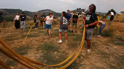 Molinaseca se moviliza en la lucha contra el fuego; las llamas amenazan la localidad y los vecinos salen a defender las casas. Fotos: Cësar Hornija