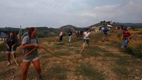 Molinaseca se moviliza en la lucha contra el fuego; las llamas amenazan la localidad y los vecinos salen a defender las casas. Fotos: Cësar Hornija