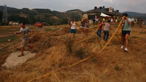 Molinaseca se moviliza en la lucha contra el fuego; las llamas amenazan la localidad y los vecinos salen a defender las casas. Fotos: Cësar Hornija