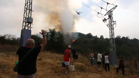 Molinaseca se moviliza en la lucha contra el fuego; las llamas amenazan la localidad y los vecinos salen a defender las casas. Fotos: Cësar Hornija