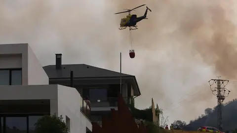 Molinaseca se moviliza en la lucha contra el fuego; las llamas amenazan la localidad y los vecinos salen a defender las casas. Fotos: Cësar Hornija