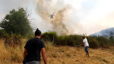 Molinaseca se moviliza en la lucha contra el fuego; las llamas amenazan la localidad y los vecinos salen a defender las casas. Fotos: Cësar Hornija