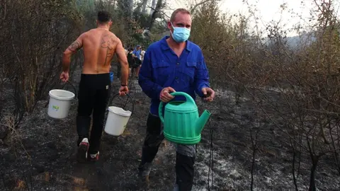 Molinaseca se moviliza en la lucha contra el fuego; las llamas amenazan la localidad y los vecinos salen a defender las casas. Fotos: Cësar Hornija