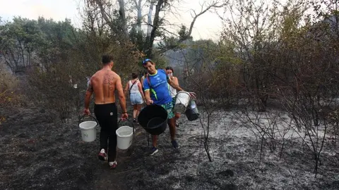 Molinaseca se moviliza en la lucha contra el fuego; las llamas amenazan la localidad y los vecinos salen a defender las casas. Fotos: Cësar Hornija