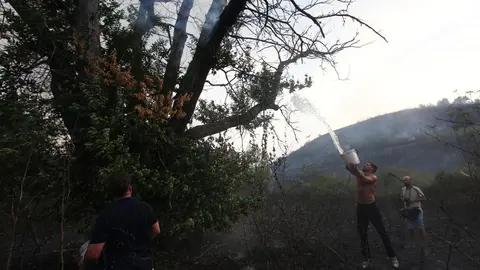 Molinaseca se moviliza en la lucha contra el fuego; las llamas amenazan la localidad y los vecinos salen a defender las casas. Fotos: Cësar Hornija