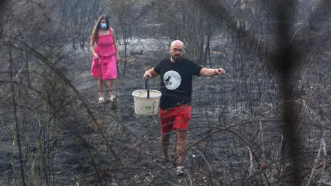 Molinaseca se moviliza en la lucha contra el fuego; las llamas amenazan la localidad y los vecinos salen a defender las casas. Fotos: Cësar Hornija