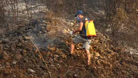 Molinaseca se moviliza en la lucha contra el fuego; las llamas amenazan la localidad y los vecinos salen a defender las casas. Fotos: Cësar Hornija