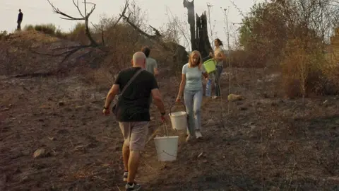 Molinaseca se moviliza en la lucha contra el fuego; las llamas amenazan la localidad y los vecinos salen a defender las casas. Fotos: Cësar Hornija