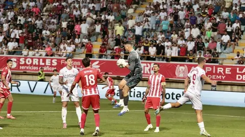 El técnico de la Cultural valora el esfuerzo de su equipo ante el Almería y reconoce la necesidad de cerrar fichajes cuanto antes