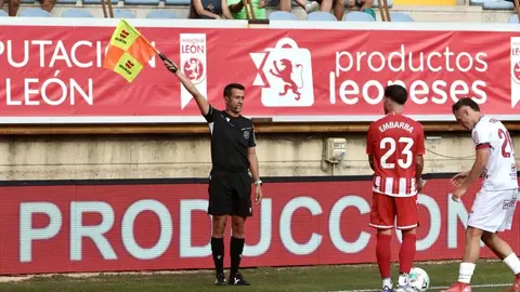 El técnico de la Cultural valora el esfuerzo de su equipo ante el Almería y reconoce la necesidad de cerrar fichajes cuanto antes