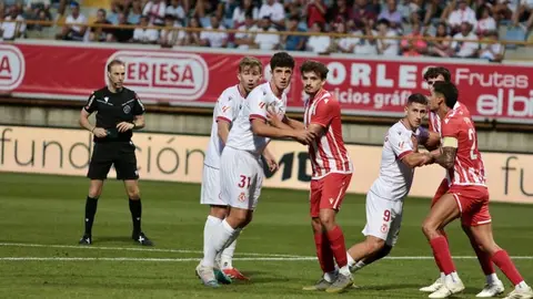 El técnico de la Cultural valora el esfuerzo de su equipo ante el Almería y reconoce la necesidad de cerrar fichajes cuanto antes