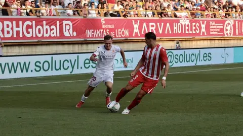 El técnico de la Cultural valora el esfuerzo de su equipo ante el Almería y reconoce la necesidad de cerrar fichajes cuanto antes