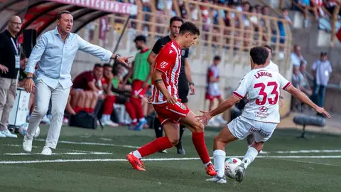 El técnico de la Cultural valora el esfuerzo de su equipo ante el Almería y reconoce la necesidad de cerrar fichajes cuanto antes
